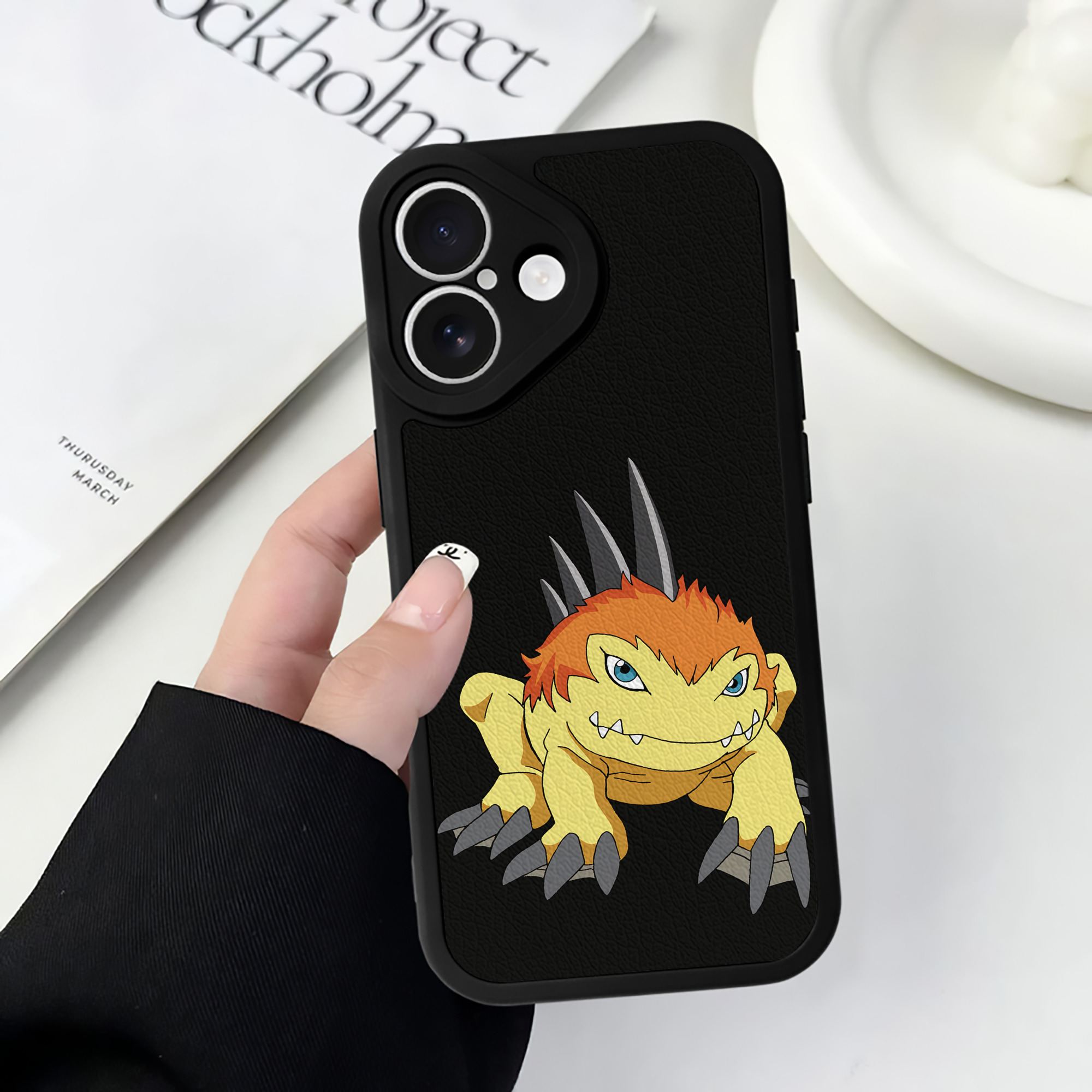 （画像用） Digimon デジタルモンスター/デジモン 【iPhone 16シリーズ対応】シリコンスマホケース（レザー調） 材質：シリコン